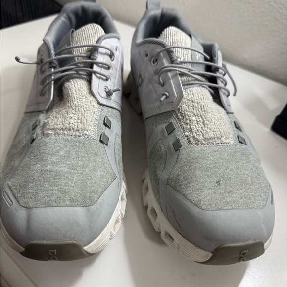 On cloud 5 Running Men's Gray Athletic Shoes - Picture 4 of 12